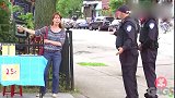 小女孩厕所出来，被警察用手铐带走，路人看傻了