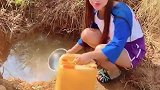 实拍缅甸农村生活，缅甸美女在“坑”里打水喝，真是让人受不了！