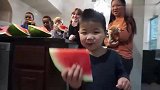 幸福的美国一大家！爸爸买了个大西瓜,收养的孩子乐坏了,真馋！