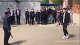 让你犯罪演习，不是让你本色出演，这操作让保安都咯噔一下