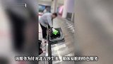 机场人员帮擦行李箱被网友质疑作秀，内蒙古机场回应