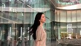 在杭州街头，无意间拍下的一幕，小姐姐这身材简直太完美了！
