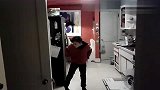 [育儿]小男孩洗碗时跳热舞被受众人围观