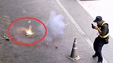 女子充电宝爆炸窜出火球 被扔地上竟原地打转迸出火花