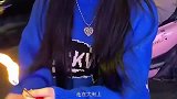走在大街上，被蓝衣美女喊住了，她说给我段个魔术