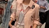 吴宣仪小姐姐上线啦！看她笑的好开心，这次的穿着也太少女了吧！