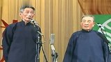 马三立的相声有魅力,观众们一起鼓掌,马三立都害羞捂脸了!