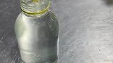 男子尝试用蜈蚣泡酒，最后一刻蜈蚣跑出瓶子爬到手上