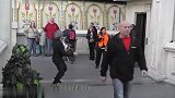 街头恶搞，假扮草人故意吓路人，路人被吓得差点摔倒
