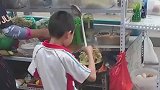 这一幕把人看呆，小小年纪就成了大厨