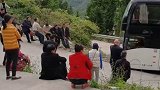 外地旅游大巴被导航“导”到半山腰，游客齐力拔河成功脱困 。安全出行
