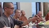 一群女施主请一群和尚师傅，总感觉哪里不对