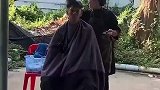 泰国大师免费理发，网友：这理发师厉害了单手就能理出完美发型