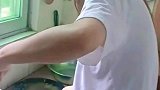 男子拍下老婆做菜一幕，这盐巴一包起步