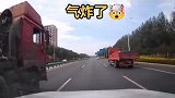 实线都让磨没了，开车遇到大货车真的危机四伏