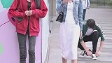 小姐姐招惹谁了，走个路都要被撒狗粮？