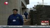 感动江城农民工抬车救人