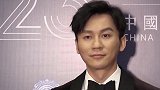 李晨现身活动面容憔悴双目无神，强挤笑容发言