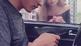 明明是你让我摇的呀