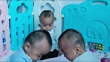 三胞胎兄弟抢东西，老大和老二抢，老三在旁边看着，看你俩谁厉害
