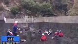 湖南游客在高空网上蹦跳玩丢手绢，毫无安全措施