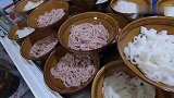 在中越边境金平县吃早餐，米粉是红颜色的，让人看了流口水