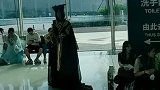 美女中的男人，不好意思，打扰了