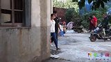 姐弟俩回家分赔偿款，姐弟俩互相谦让，最后都决定把钱留给父亲