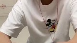 女儿把泡泡糖粘胶带上，变成了泡泡糖胶带