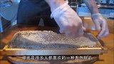 养蜂人拿来一大块蜂巢，一刀切下去，隔着屏幕都能闻到浓浓的香甜