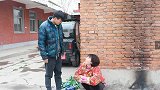 女孩流落街头，超市老板好心收留她，次日推开超市老板傻脸