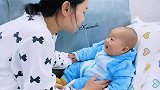 女子吹泡泡糖逗宝宝开心