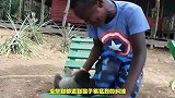 熊孩子好奇摸了一下猴头，遭到猴子猛烈纠缠，拉都拉不开