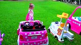 萌娃小可爱发现好多漂亮的车子，好开心，可质量却很差啊！