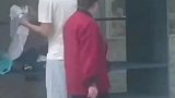 气温骤降男子穿短袖去爱心衣柜找衣服穿
