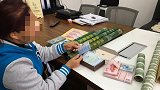 小伙陪大妈聊3个月 卖“纪念币”骗百万