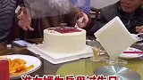 准女婿为岳母过生日蛋糕上的字亮了