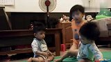 三岁哥哥教训弟弟时非常严厉,估计平时妈妈就是这样教训他的！