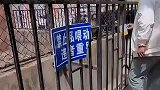 牌子写着不准投喂，小伙怎么敢尝试的呀，衣服报废了吧