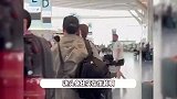王菲和谢霆锋机场被偶遇，又高又瘦气质出众，男方紧跟身后超恩爱