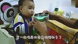 宝宝第一次吃药，妈妈闻着都苦没想到小家伙眉头都不皱一下，厉害