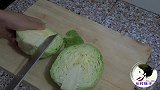 手撕包菜的家常做法，口感爽脆，比肉还好吃，下酒又下饭