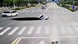 江西吉安一路面塌陷 一辆轿车翻落深坑