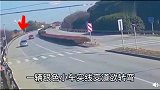 司机实线变道把正常行驶轿车撞翻！