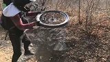自行车手也是修车能手，轱辘瓢了“一招制敌”