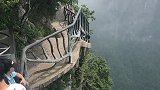 天门山鬼谷栈道上