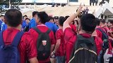 中超-17赛季-上港申花球迷互相Diss 大打出手矿泉水瓶满天飞-专题