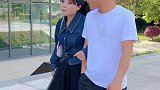 公园偶遇老婆，彼此心照不宣