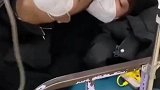 孩子一边打吊针一边吐槽睡着的爹妈
