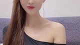 漂亮的美肩显得美女肌肤好白皙